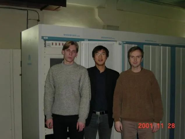 叶树和本地员工在机房