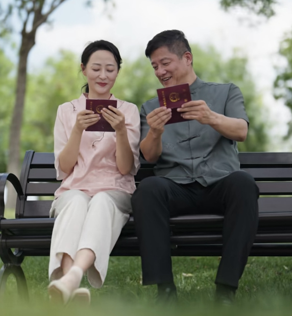 中年女主与隐藏首富相亲第一面就决定结婚。《闪婚老伴是豪门》剧照