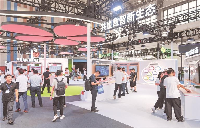     2024中国国际大数据产业博览会展馆一角。  贵州日报天眼新闻记者 贾智 摄