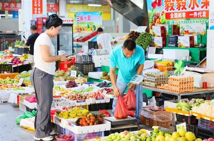 9月5日，在三亚南果农产品批发市场，市民在选购水果。三亚日报记者 刘琪成 实习生 江文滔 摄