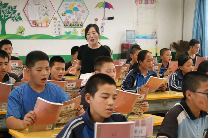 庆城县冰淋岔九年制学校里，语文教师苏敏正带领学生朗读课文。许兴宇/摄