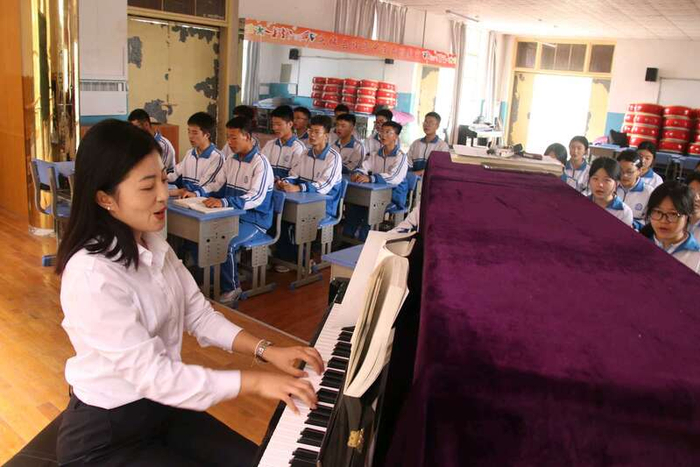 庆城县驿马中学教师张歆研在音乐教室上课。许兴宇/摄