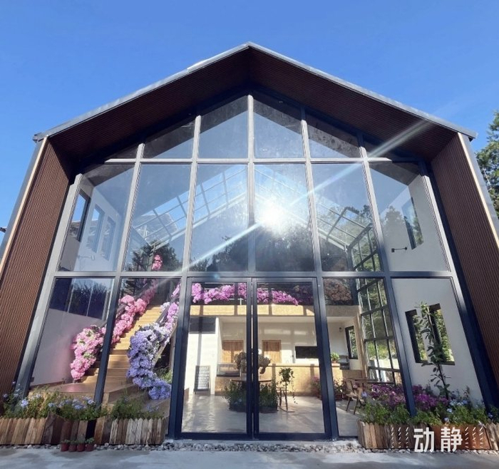 　　花漾河畔玻璃咖啡屋，图片来源：花漾河畔社交账号