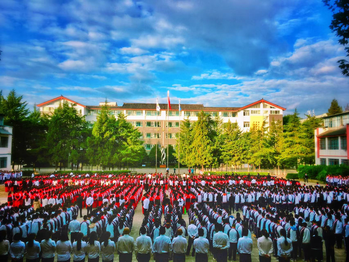 丽江市实验学校举行升旗仪式。（丽江市实验学校 供图）
