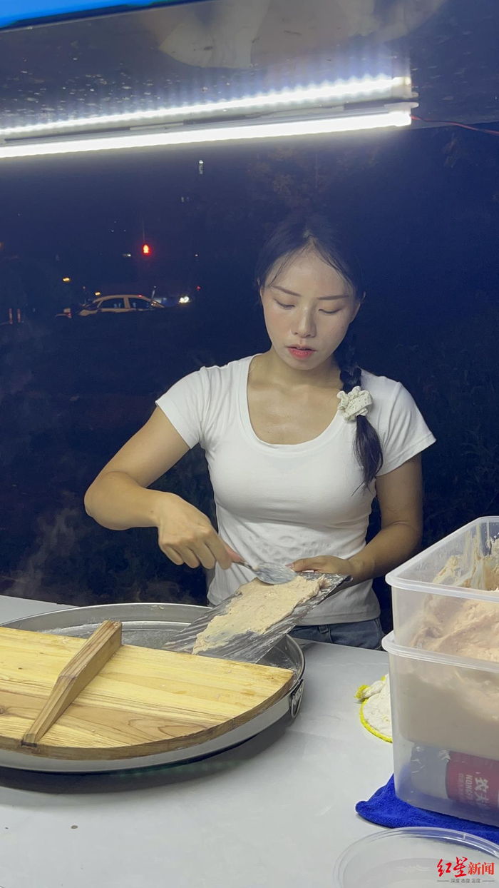 伍名琴在制餐 红星资本局摄