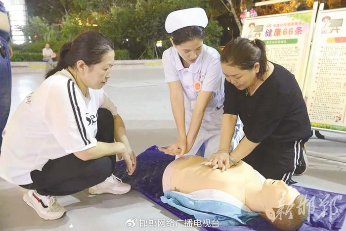 在“健康夜市”上，医护人员向市民科普心肺复苏的操作步骤