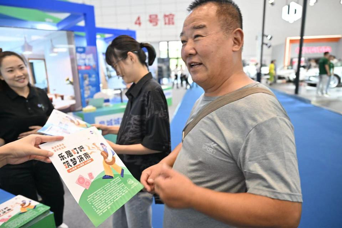 （市民现场咨询城投叮咚项目情况。）