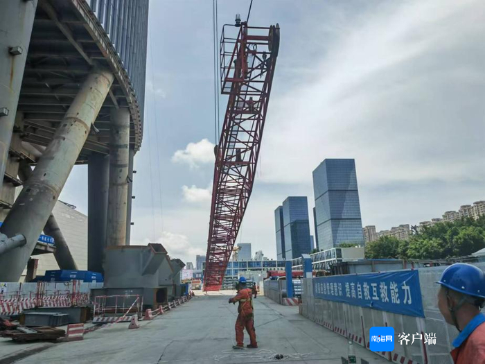 台风来临前拆除2#、3#塔吊大臂。受访者供图