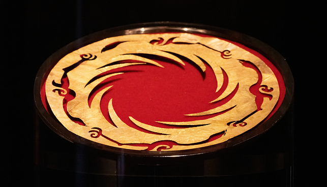 △太阳神鸟金饰，点击图片了解穿过三千年的“金剪纸”。