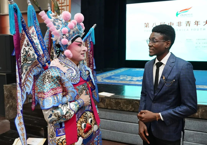 中非青年大联欢活动中，刘亦辰向楼胜学唱婺剧（央广网发金华市委宣传部供图）