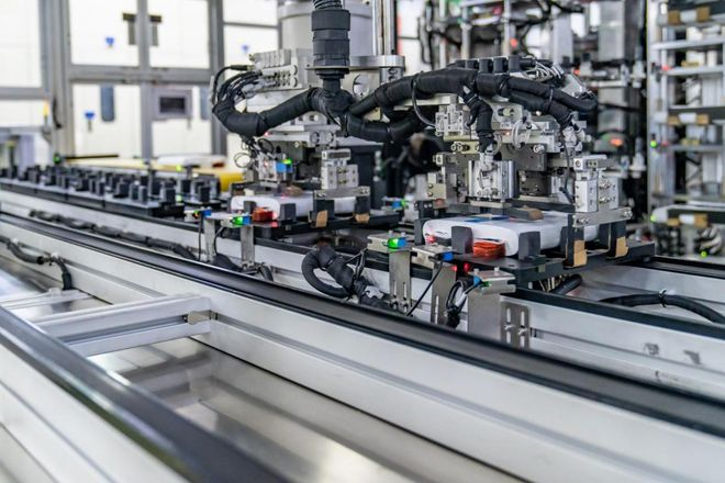 赣锋锂业全自动化生产线上，锂电池被有序输送着。图/印德智