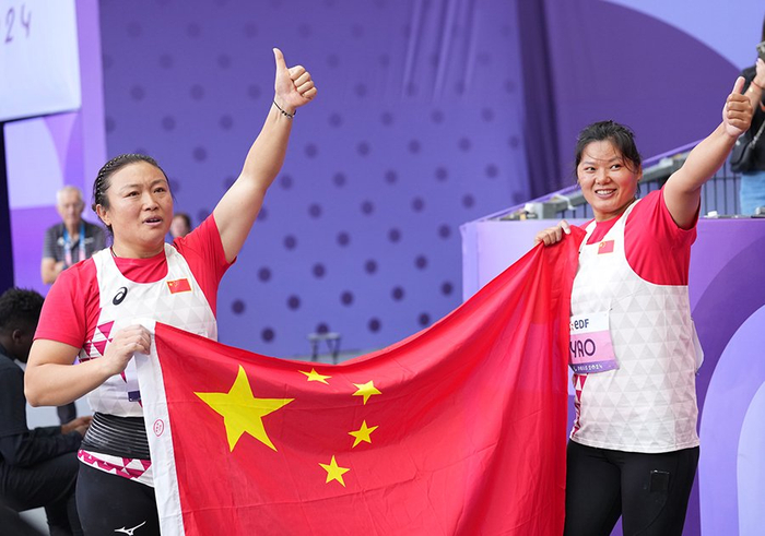 9月1日，中国选手杨月（左）、姚娟在比赛后庆祝。新华社记者 贺灿铃 摄