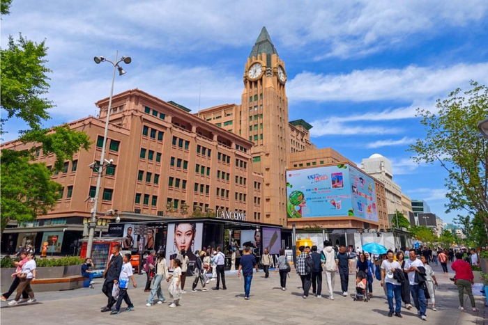 2024年“五一”假期的王府井大街。摄/北京日报记者 邓伟