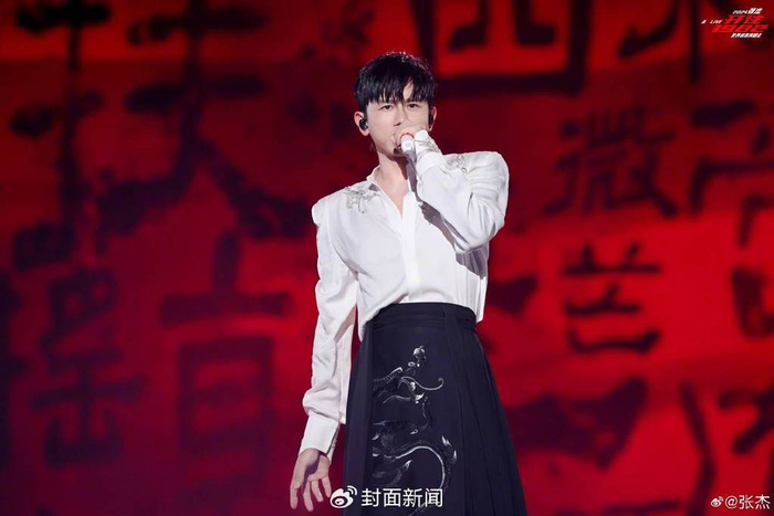 张杰福州演唱会现场 图据@张杰 微博