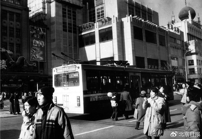 1999年，整修一新的王府井大街。摄/北京日报记者 张风