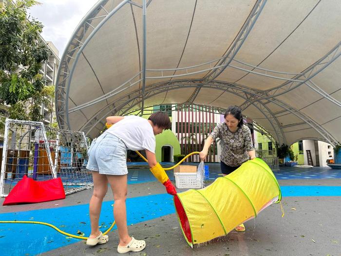 7日，海口市教育幼儿园进行大院清理，准备复课。新华社记者 陈凯姿 摄