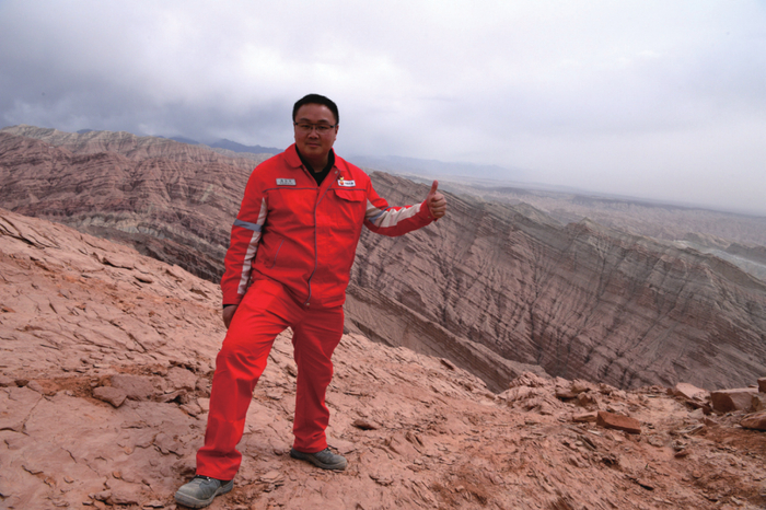 爬上吐东II期三维的制高点留影