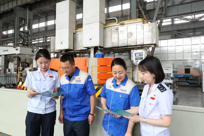 国家税务总局大连市西岗区税务局青年干部走进大连华锐曲轴有限公司开展税费政策宣讲，及时响应企业诉求，解决涉税疑难问题。   