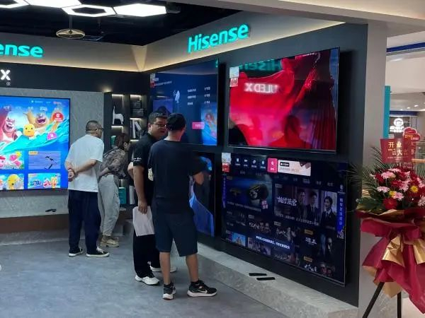 市民正在选购彩电。苏宁易购供图
