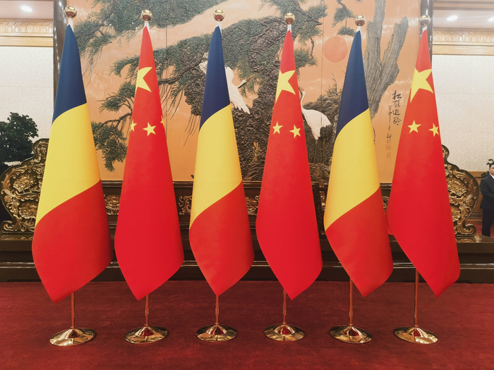 9月3日上午，摆放在北京人民大会堂的中乍两国国旗（总台央视记者陈曦  摄）