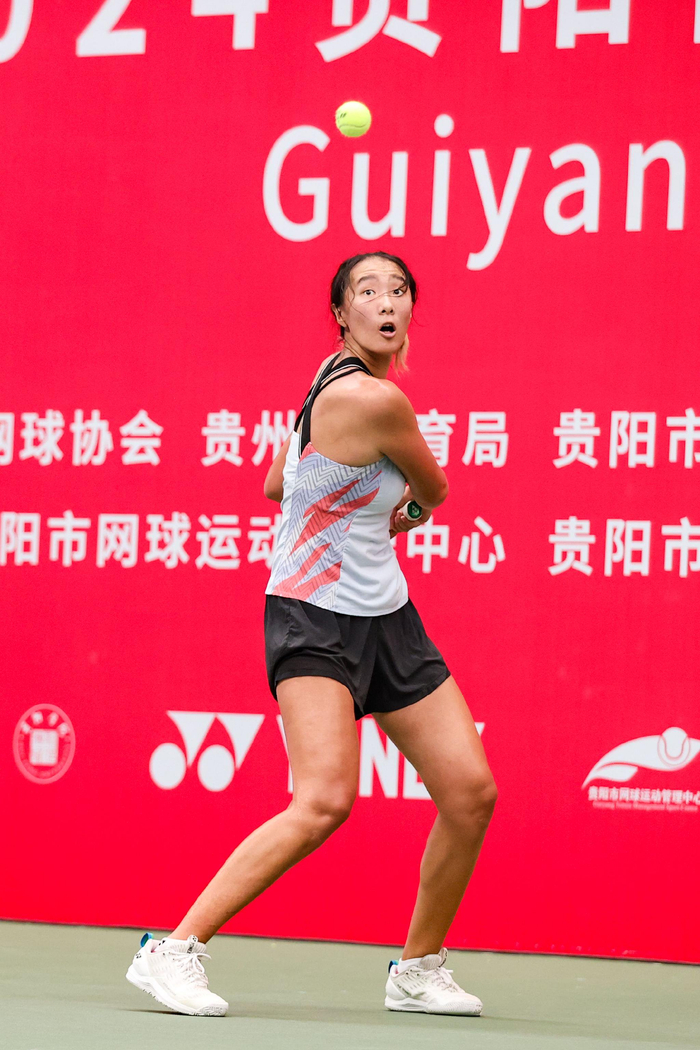 贵阳网球专业队队员王晶在比赛中