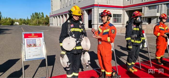 消防员介绍发明创造装备    （央广网记者丁安  摄）