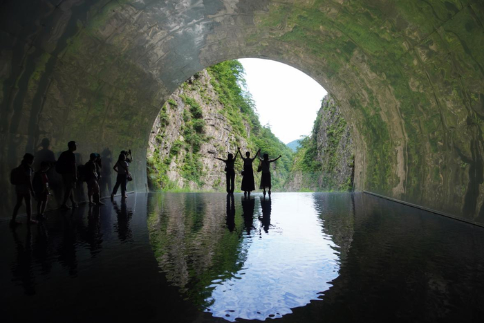 游客参观由中国建筑师马岩松率MAD建筑设计事务所创作的清津峡溪谷《光之隧道》。新华社记者程静摄