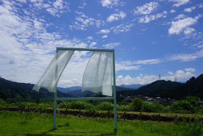 作品《为了许多失去的窗户》 新华社记者程静摄