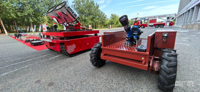 多功能消防机器人  （央广网记者丁安  摄）