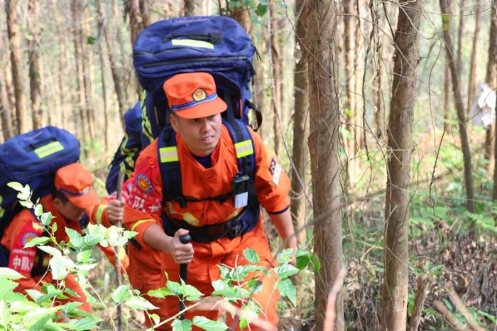   2024年4月，谢海带领厦门驻防分队开展负重登山训练。蔡增欣 摄