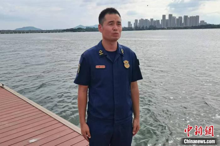   谢海接受媒体采访。中新网记者 上官云 摄