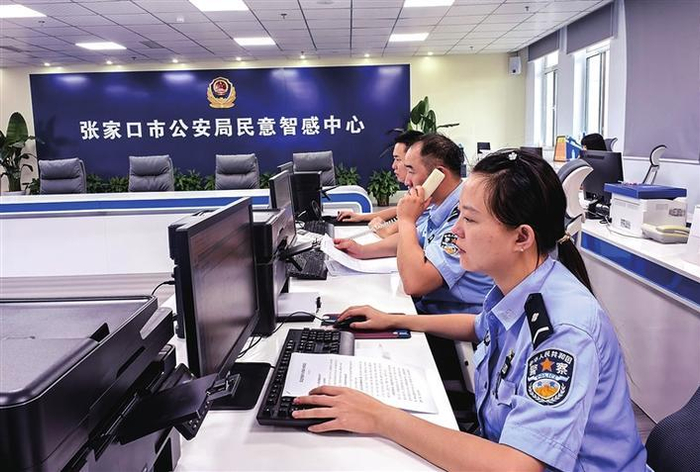     张家口市公安局“民意智感中心”工作人员在处理相关投诉。  朱麟 摄