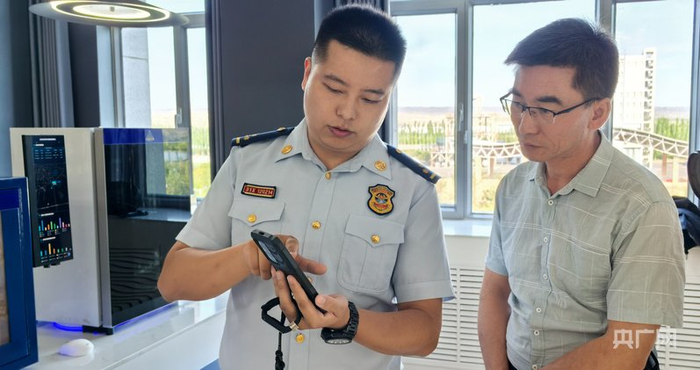 于建琨介绍他的“发明创造”  （央广网记者丁安  摄）