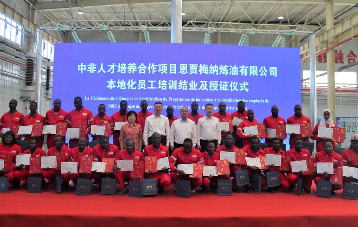乍得当地员工经过在中国玉门油田的现场培训，全部通过专业技能鉴定考试并获得证书（图片提供：中国驻乍得大使馆）