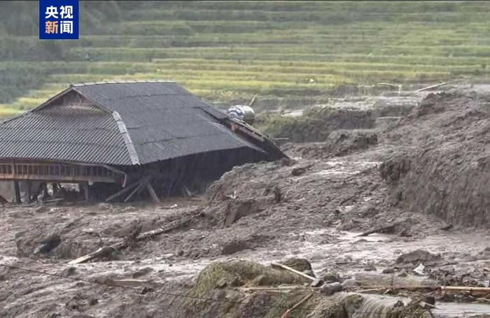 台风“摩羯”致越南一地发生山体滑坡 造成6死9伤