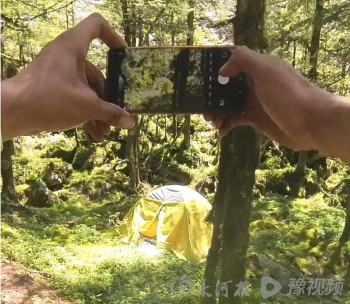 （发现遗体帐篷进行拍照标记 图片来源：博主猛蛇过江）