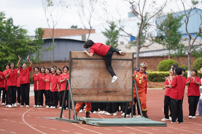   云南丽江华坪女子高级中学学生在体验翻越障碍板。新华社记者陈欣波 摄