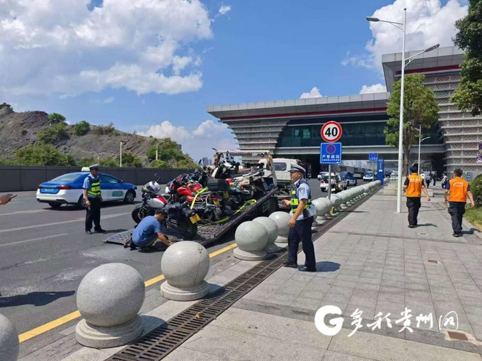 综合整治队伍在贵阳北站南落客平台清理违停的电瓶车
