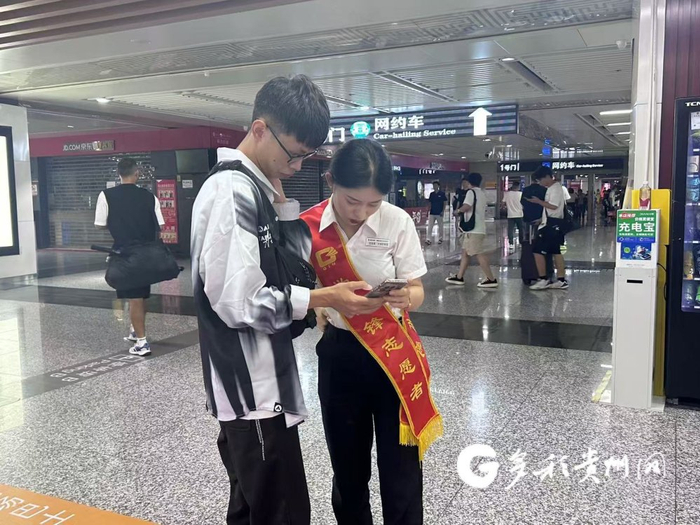 志愿者为旅客提供乘车指引服务