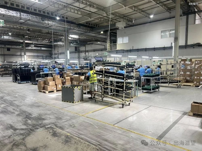 在TCL工厂内，来自波兰、乌克兰、土耳其等地的员工，正在完成订单，图片来源：虎嗅拍摄