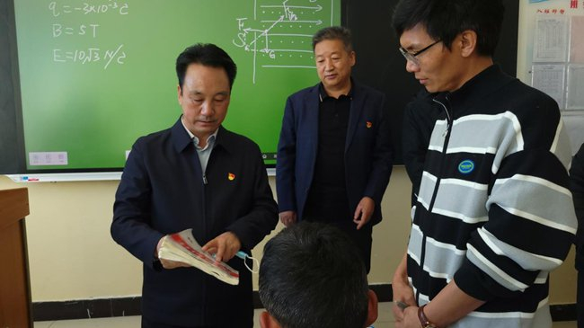 甘南州教育局党组书记、局长龙布深入课堂检查教学工作