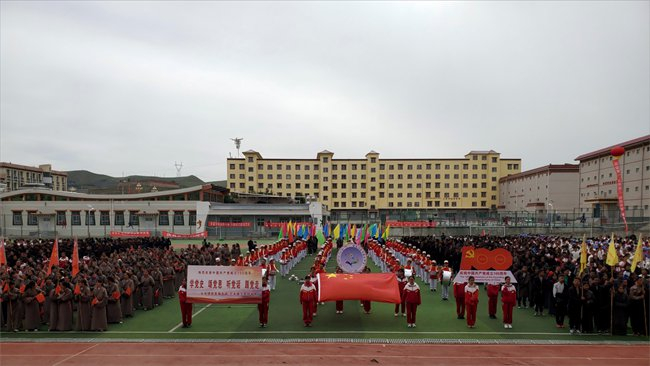 学校召开运动会