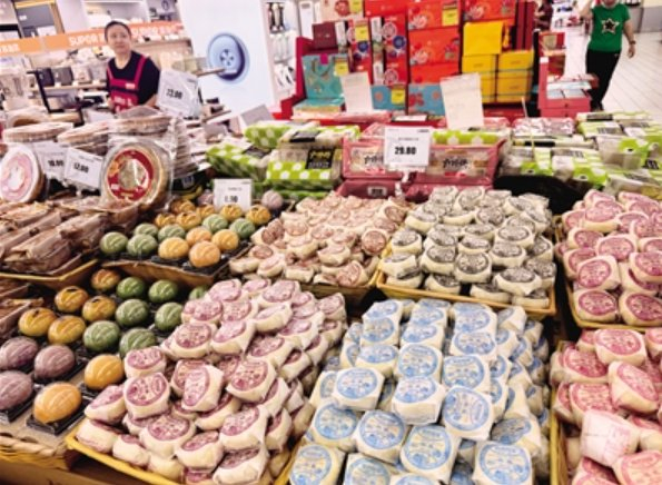 丹尼斯长江路店的月饼销售专区