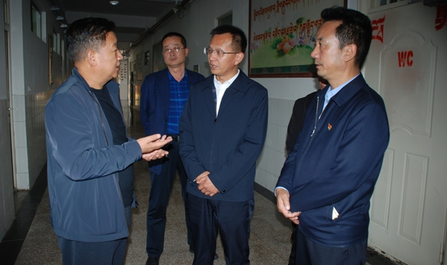 甘南州政府原副州长杨东平在学校检查指导工作