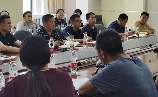 校长马登明带领老师在甘孜州高级中学观摩学习网络直播课堂