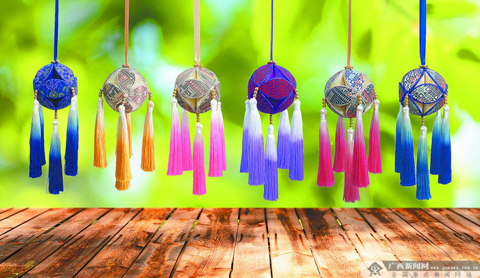 靖西市壮锦厂生产的壮锦绣球。黄蓉 摄