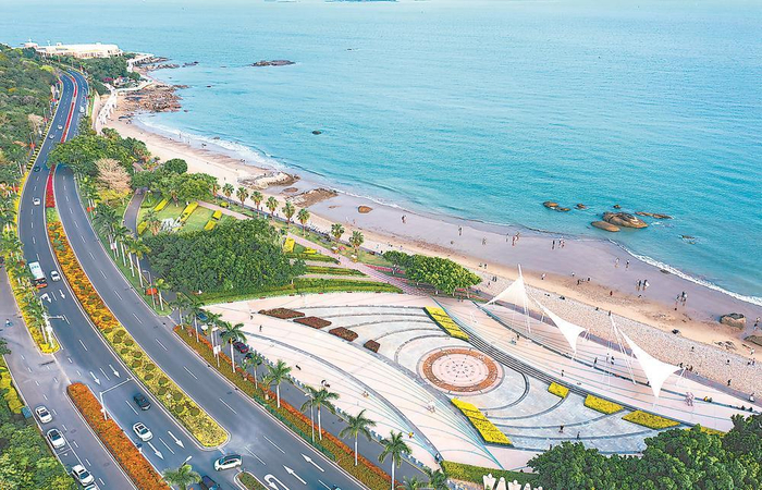 极具海岛风情的环岛路沙滩吸引无数游人前来。  本报记者 施辰静 摄
