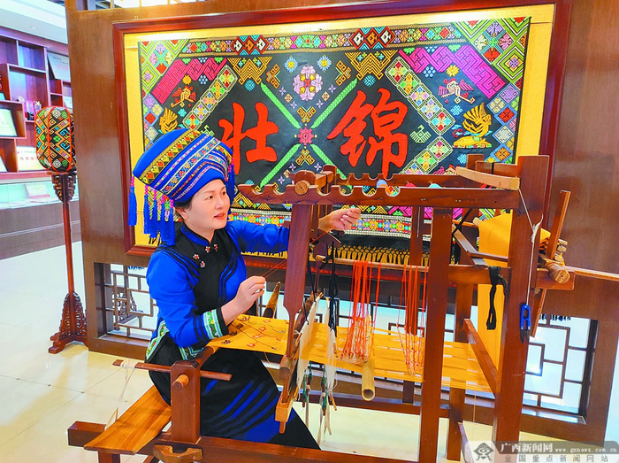 壮族织锦技艺国家级传承人李村灵在织壮锦。黄蓉 摄