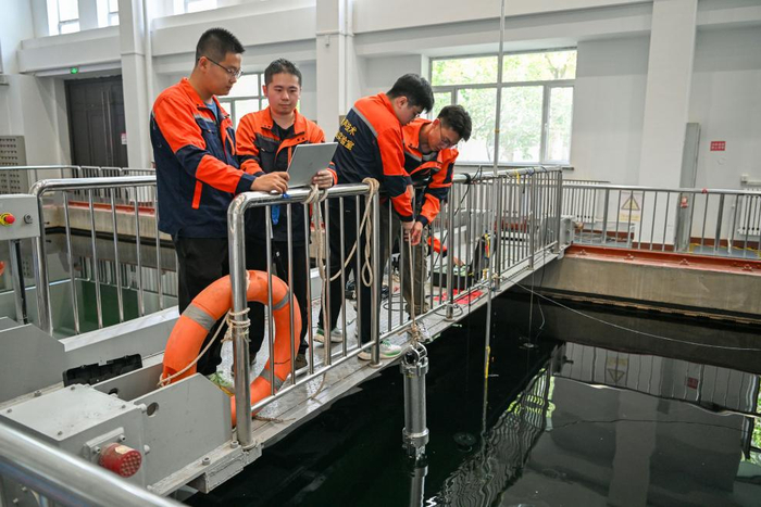   哈尔滨工程大学水声工程学院学生在进行技术实验。新华社记者王松 摄
