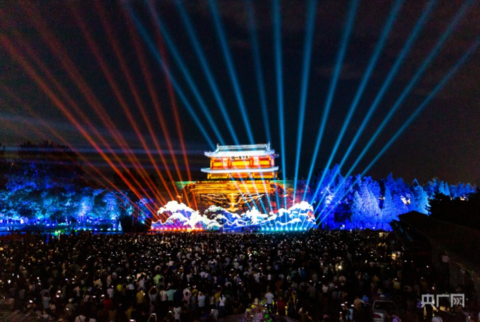 山海关古城光影秀精彩纷呈（央广网记者  王艺霖  摄）